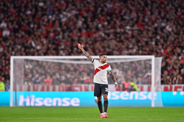 River enfrenta a Gimnasia de La Plata en medio de la crisis futbolística Nicolás Otamendi, flamante capitán y refuerzo del Millonario.