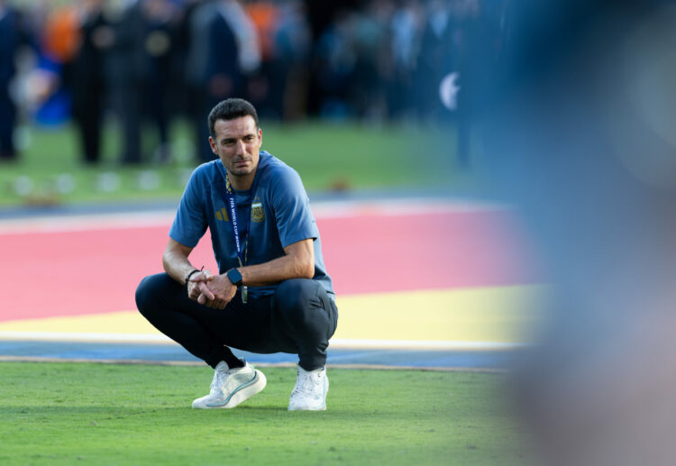 Scaloni y una dura conferencia de prensa: “Nos duele en el alma no haber podido llevar la copa” El entrenador argentino tras recibir la medalla de subcampeón.