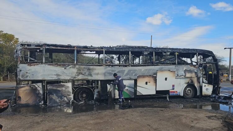 Se incendió un colectivo con 40 pasajeros a bordo Por un desperfecto un colectivo se prendió fuego en una ruta de Córdoba.