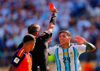 Se retiró Slavko Vinčić, el árbitro que expulsó a Enzo Fernández en la final del Mundial