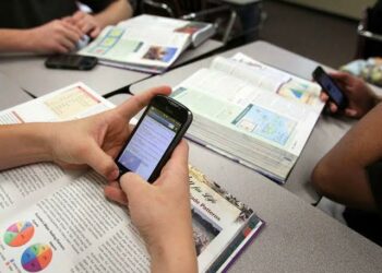 Seis de cada diez alumnos de tercer grado ya tienen celular propio.
