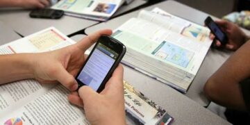 Seis de cada diez alumnos de tercer grado ya tienen celular propio.