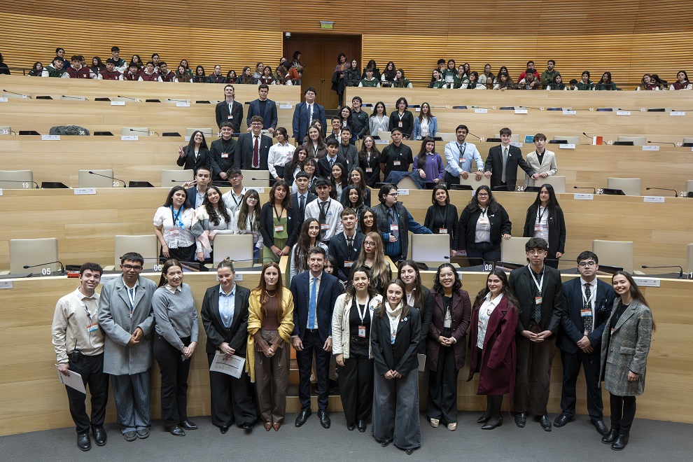 Sesenta estudiantes secundarios recrean el rol de senadores nacionales en Córdoba Sesenta estudiantes secundarios recrean el rol de senadores nacionales en Córdoba