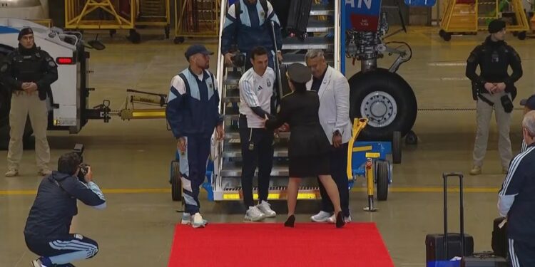 Nicolás Otamendi, Lionel Scaloni y Claudio Tapia.