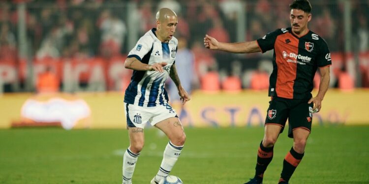 Federico Fattori maneja la pelota ante la marca de Matías Cóccaro.