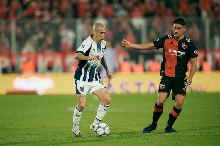 Talleres, con urgencias, recibe a Vélez en el Kempes Federico Fattori maneja la pelota ante la marca de Matías Cóccaro.