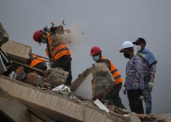 Venezuela elevó a 5.208 la cifra de fallecidos por los terremotos Tareas de remoción de escombros en un edificio colapsado tras el doble terremoto en Playa Grande, estado de La Guaira.