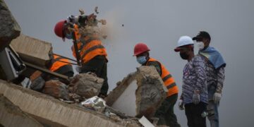 Venezuela elevó a 5.208 la cifra de fallecidos por los terremotos Tareas de remoción de escombros en un edificio colapsado tras el doble terremoto en Playa Grande, estado de La Guaira.