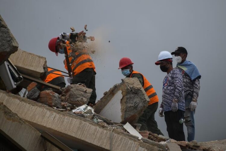 Venezuela elevó a 5.208 la cifra de fallecidos por los terremotos Tareas de remoción de escombros en un edificio colapsado tras el doble terremoto en Playa Grande, estado de La Guaira.