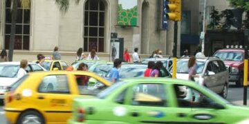 Taxistas cuestionan la falta de controles para los choferes de aplicaciones Taxi