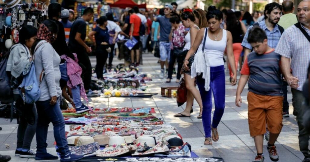 Nuevo documento del Observatorio de la Deuda Social Argentina (UCA): aunque la desocupación se mantuvo baja en los últimos 15 años, aumentó el empleo informal, de baja calidad y con ingresos insuficientes.