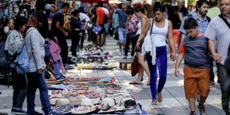 Nuevo documento del Observatorio de la Deuda Social Argentina (UCA): aunque la desocupación se mantuvo baja en los últimos 15 años, aumentó el empleo informal, de baja calidad y con ingresos insuficientes.