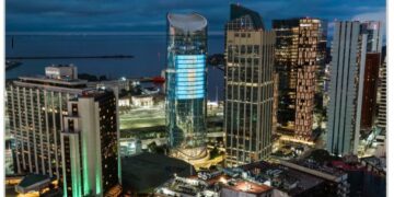 La torre Macro vuelve a vestirse con la bandera más grande del país