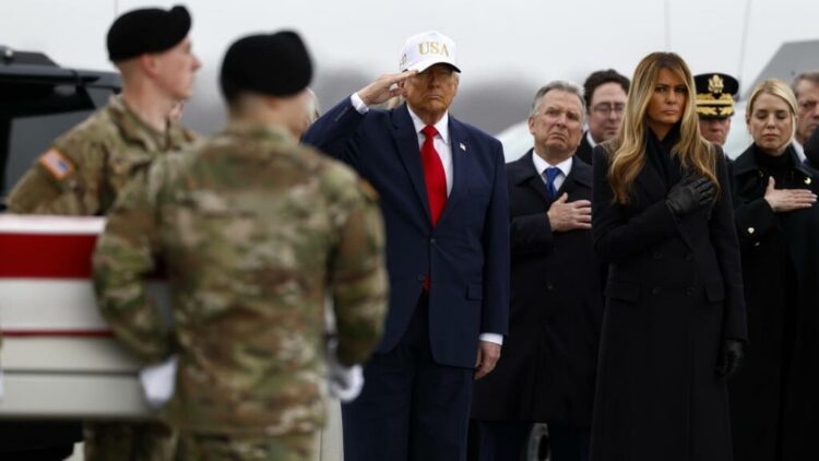El presidente Donald Trump asistió a la recepción de los soldados fallecidos en la guerra con Irán.