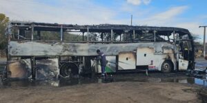 Un colectivo de pasajeros se incendió por completo sobre la Ruta Nacional 38.