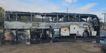 Se incendió un colectivo en Paso Viejo y 40 pasajeros fueron evacuados Un colectivo de pasajeros se incendió por completo sobre la Ruta Nacional 38.