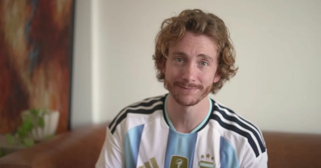 Zachary McKinley, investigador cultural estadounidense radicado en Buenos Aires, destacó en un video la costumbre de los argentinos de seguir aprendiendo a lo largo de toda la vida.