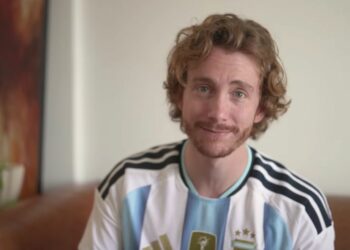 Zachary McKinley, investigador cultural estadounidense radicado en Buenos Aires, destacó en un video la costumbre de los argentinos de seguir aprendiendo a lo largo de toda la vida.
