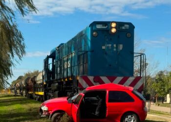 Un tren embistió a un automóvil y una mujer terminó herida