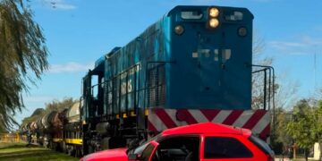 Un tren embistió a un automóvil y una mujer terminó herida Un tren embistió a un automóvil y una mujer terminó herida