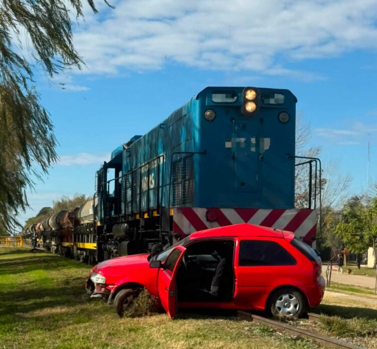 Un tren embistió a un automóvil y una mujer terminó herida La conductora del automóvil resultó herida tras el choque.
