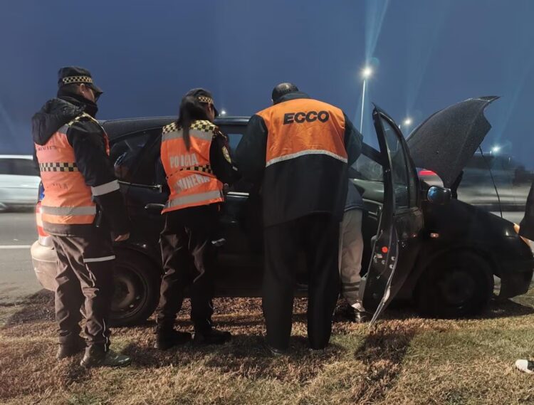 Una mujer dio a luz en la banquina de Circunvalación al romperse su auto cuando iba a la Maternidad Circunvalación