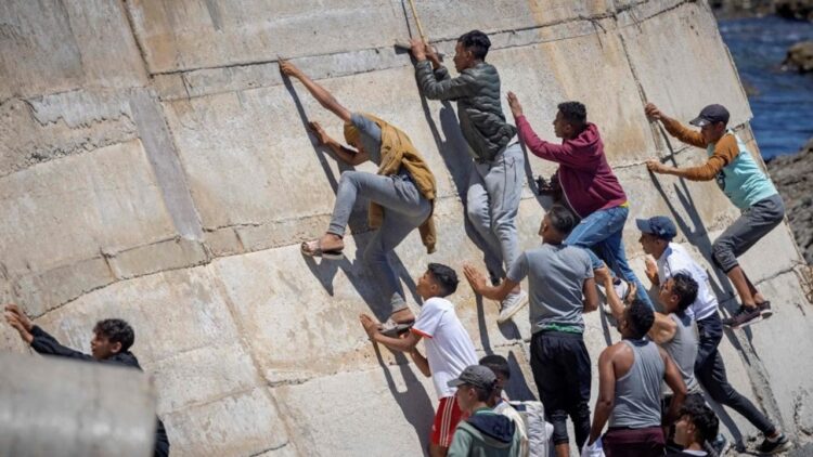 Ceuta: al menos 34 muertos y 50.000 ingresos en la mayor crisis migratoria de España Una postal del drama de los migrantes africanos.
