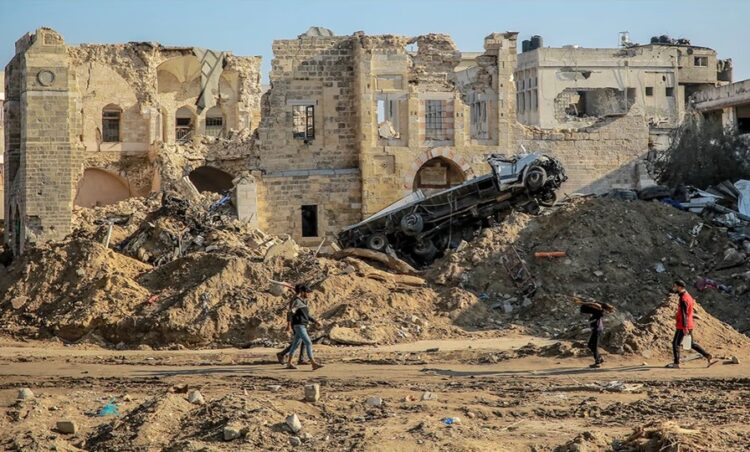 La Unesco confirmó que el 76% de la cultura en Gaza está en ruinas Qasr al-Basha. Este palacio histórico del siglo XIII, emblema de la arquitectura islámica, fue la sede del poder en la región durante los periodos mameluco y otomano. Actualmente albergaba uno de los múltiples museos de Gaza.