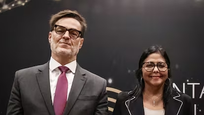 Venezuela anunció su retiro de la Corte Penal Internacional La presidenta interina, Delcy Rodríguez, y el canciller venezolano, Félix Plasencia.