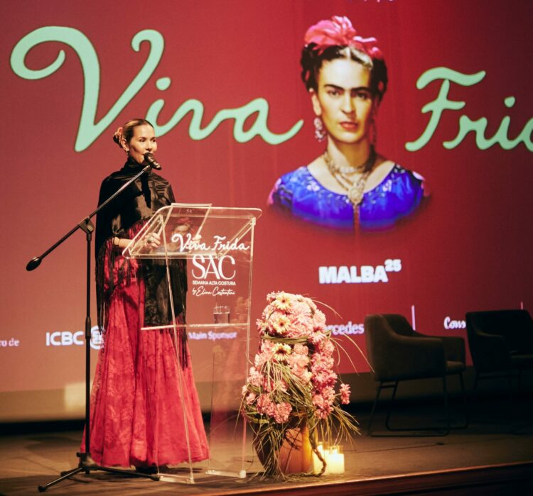 El Malba abrirá “Viva Frida”, la mayor muestra de Kahlo en Sudamérica El anuncio oficial de “Viva Frida” contó con la participación de Elina Costantini, directora general del proyecto; Eduardo F. Costantini, fundador del Malba; y Lilia Rossbach, embajadora de México en Argentina.