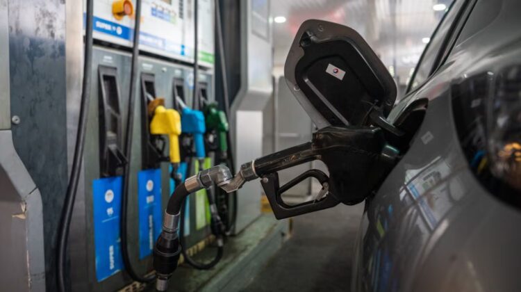 El Gobierno aplicó una suba parcial del impuesto a los combustibles El Gobierno aplicó una suba parcial de los impuestos a los combustibles para julio, lo que generará un leve aumento en los precios de la nafta y el gasoil, mientras el resto del ajuste fue postergado para agosto.