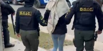 Un megaoperativo en distintos barrios de Córdoba permitió desarticular una organización que captaba a sus víctimas mediante aplicaciones de viajes y citas para robar vehículos. Ya son once los detenidos en la causa.