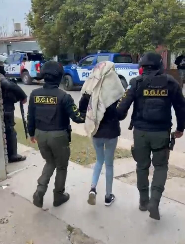 Un megaoperativo en distintos barrios de Córdoba permitió desarticular una organización que captaba a sus víctimas mediante aplicaciones de viajes y citas para robar vehículos. Ya son once los detenidos en la causa.