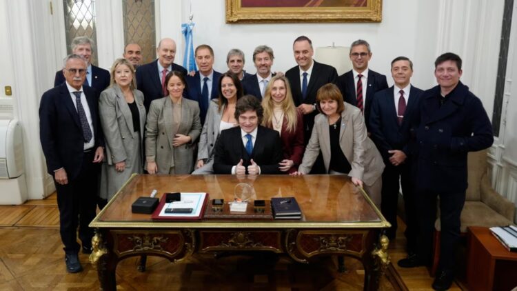 El Gobierno acelera la cobertura de vacantes y una reforma del Ministerio Público El Gobierno impulsa una reforma para limitar el mandato del Procurador General y acelerar la cobertura de más de 300 vacantes de jueces nacionales y federales antes de fin de año.