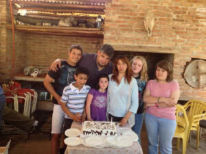 Adopción de adolescentes: la pareja cordobesa que abrió sus puertas a 11 chicos