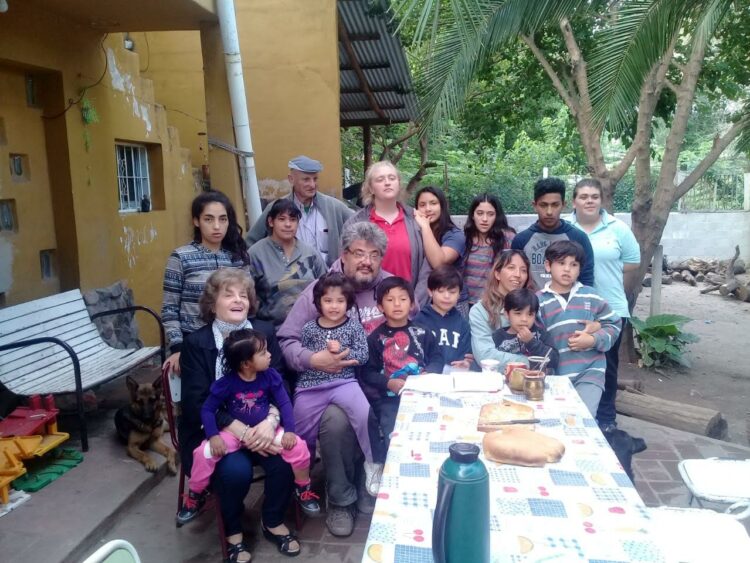 Adopción de adolescentes: la pareja cordobesa que abrió sus puertas a 11 chicos