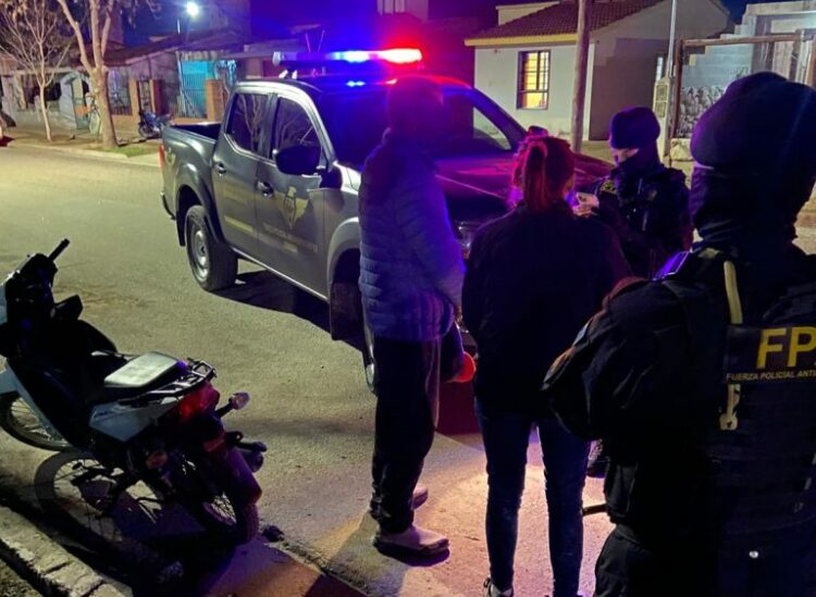 La FPA secuestró drogas y vehículos en operativos realizados en cuatro ciudades de Córdoba Los operativos de la Fuerza Policial Antinarcotráfico se realizaron en San Francisco, Río Cuarto, Córdoba capital y Tanti, donde se incautaron drogas y motocicletas.