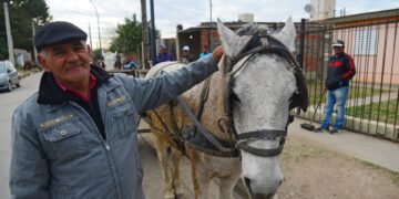 Sin motos y sin trabajo: carreros vuelven a reclamar frente al CPC de Ruta 20 Sin motos y sin trabajo: carreros vuelven a reclamar frente al CPC de Ruta 20