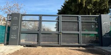 Denuncian que un portón permaneció cerrado hasta el mediodía