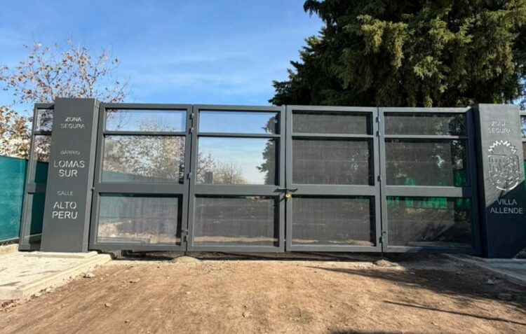 Denuncian que un portón permaneció cerrado hasta el mediodía