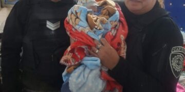 Una operadora del 911 y policías asistieron un parto de urgencia