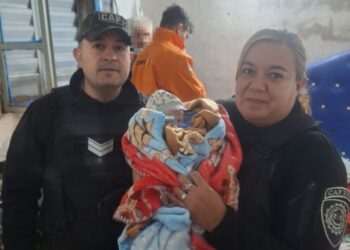 Una operadora del 911 y policías asistieron un parto de urgencia