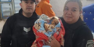 Una operadora del 911 y policías asistieron un parto de urgencia