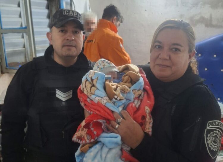 Una operadora del 911 y policías asistieron un parto de urgencia