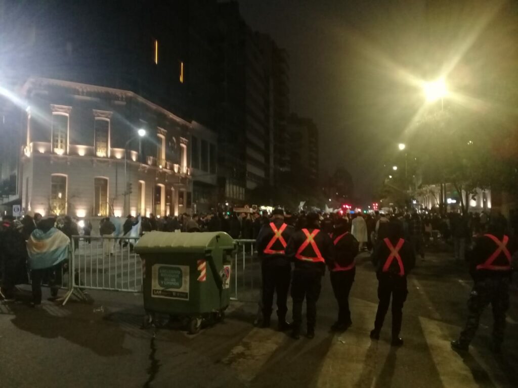 Seis detenidos tras una celebración que reunió a unas 20 mil personas
