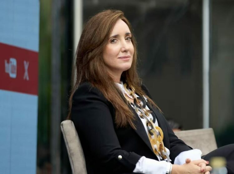 La vicepresidenta Victoria Villarruel destacó el rol de los docentes y sostuvo que quienes se dedican a la enseñanza merecen reconocimiento, respeto y una remuneración acorde a la importancia de su labor.