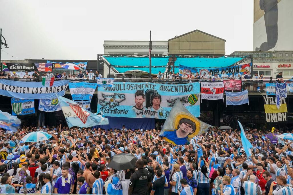 Banderazo argentino en la previa de la semifinal con Inglaterra Banderazo argentino en la previa de la semifinal con Inglaterra