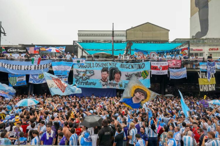 Con banderas, bombos y cánticos, miles de hinchas argentinos protagonizaron un multitudinario banderazo en la previa de la semifinal ante Inglaterra, tiñendo las calles de celeste y blanco con un clima de fiesta e ilusión mundialista.