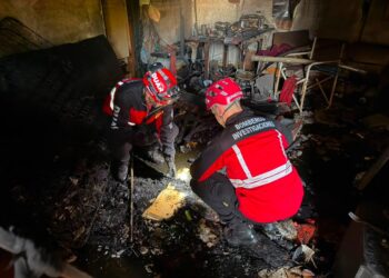 Rescataron a un hombre de 81 años tras el incendio de su vivienda