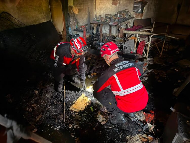 La vivienda donde se produjo el incendio está ubicada sobre calle Luis de la Cruz al 300, en barrio Teodoro Fels, en la ciudad de Córdoba.